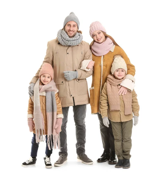 Glückliche Familie in Winterkleidung auf weißem Hintergrund — Stockfoto