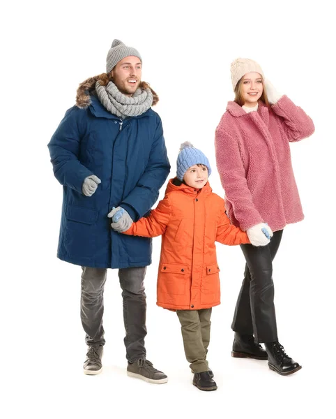 Boldog család téli ruhák fehér háttér — Stock Fotó