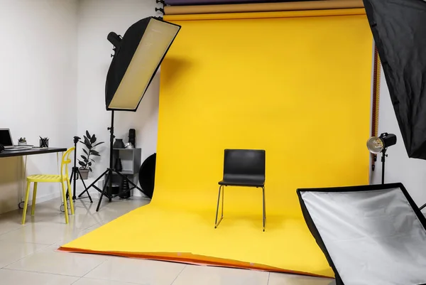 Krzesło i sprzęt w nowoczesnym studiu fotograficznym — Zdjęcie stockowe