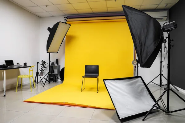 Modern fotoğraf stüdyosunda sandalye ve ekipman — Stok fotoğraf