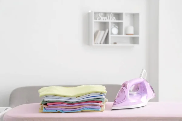 Bügeleisen und saubere Kleidung an Bord im Zimmer — Stockfoto