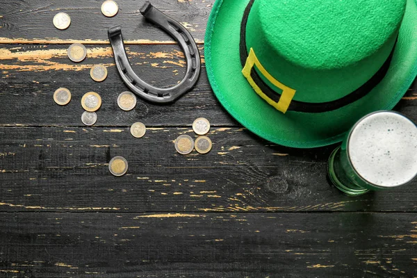 Composición para el Día de San Patricio sobre fondo de madera — Foto de Stock