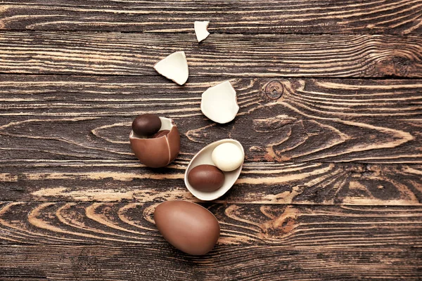 Chocolate Easter eggs on wooden background — Stock Photo, Image