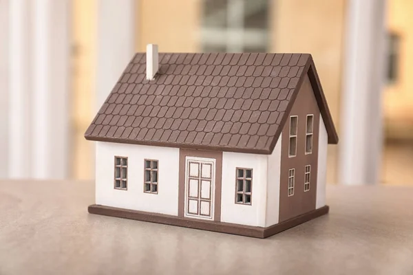 Modelo de casa sobre mesa en interiores —  Fotos de Stock