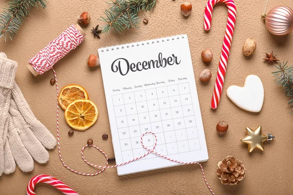Composición navideña con calendario sobre fondo de color — Foto de Stock