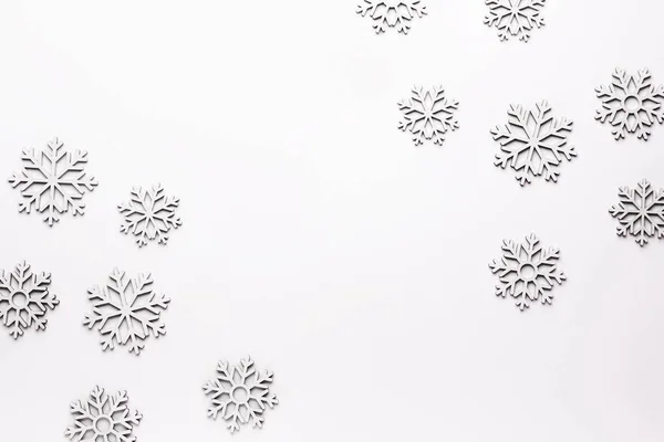 Красивые снежинки на белом фоне — стоковое фото