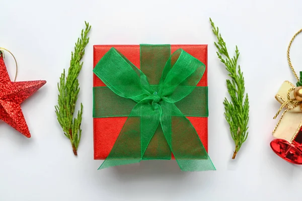 Beyaz arka plan üzerinde güzel Noel hediyesi — Stok fotoğraf