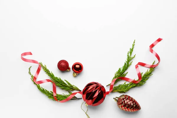 Hermosa composición de Navidad sobre fondo blanco — Foto de Stock