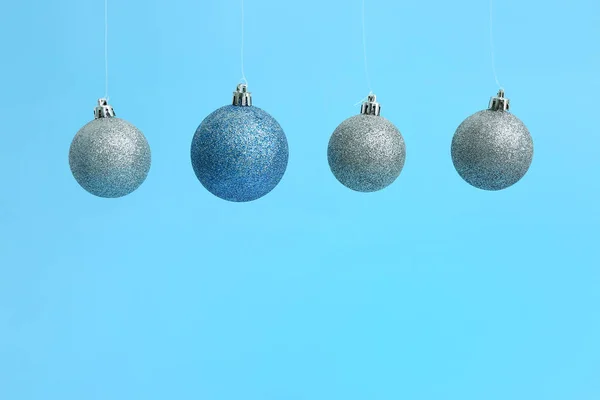 Krásné vánoční koule na barevném pozadí — Stock fotografie