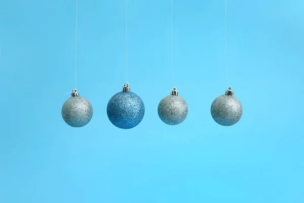 Gyönyörű karácsonyi labdák színes háttér — Stock Fotó