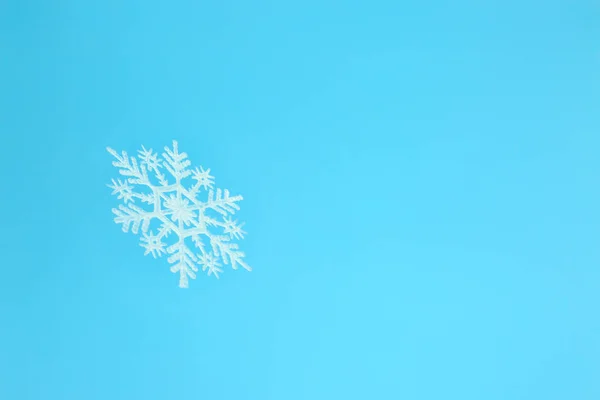 Beautiful Christmas snowflake on color background — Stock Photo, Image