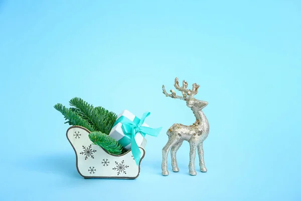 Καλσόν με χριστουγεννιάτικο δώρο, κλαδιά ελάτης και ελάφια στο φόντο χρώμα — Φωτογραφία Αρχείου