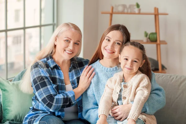 어린 딸 과 어머니와 함께 집에서 함께 시간을 보내는 젊은 여자 — 스톡 사진