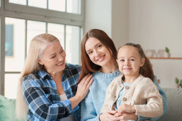 Giovane donna con la sua piccola figlia e madre trascorrere del tempo insieme a casa — Foto Stock