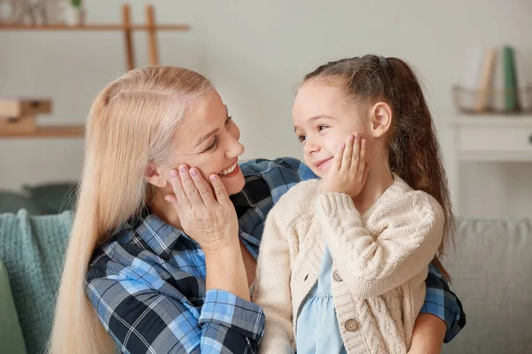 Dziewczynka i babcia spędzają razem czas w domu — Zdjęcie stockowe