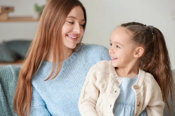 Klein meisje en moeder tijd doorbrengen samen thuis — Stockfoto