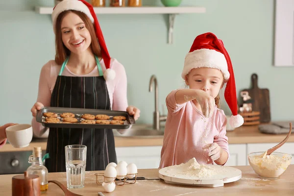 어린 딸 과 어머니와 함께 집에서 크리스마스 쿠키를 요리하는 젊은 여자 — 스톡 사진