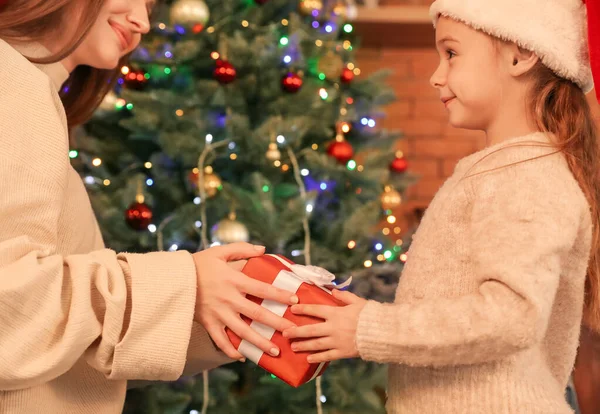 Junge Frau begrüßt kleine Tochter zu Weihnachten zu Hause — Stockfoto