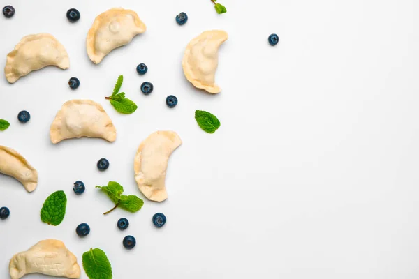 Gnocchi crudi con mirtilli su sfondo bianco — Foto Stock