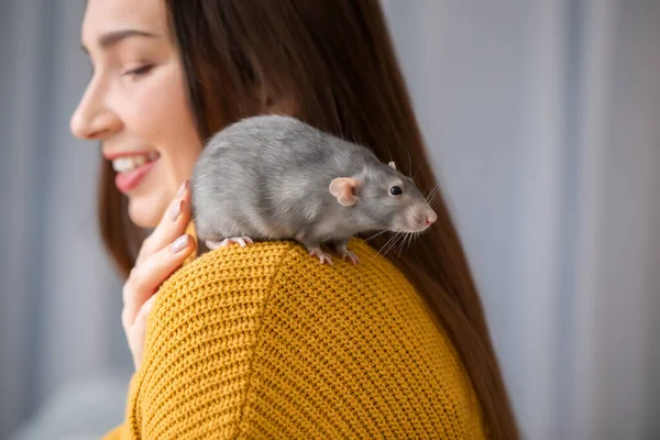 Ung kvinna med söt råtta hemma — Stockfoto