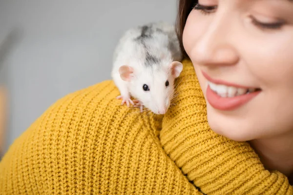 Ung kvinna med söt råtta, närbild — Stockfoto