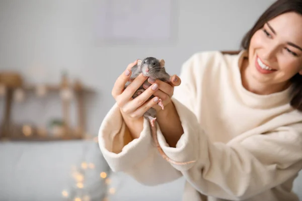 Young woman with cute rat at home — Stock Photo, Image