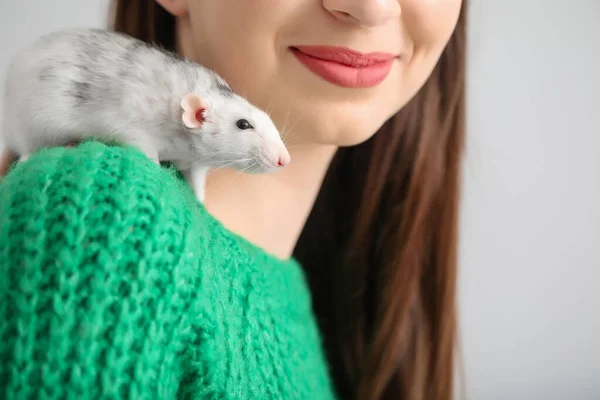 Ung kvinna med söt råtta på vit bakgrund, närbild — Stockfoto