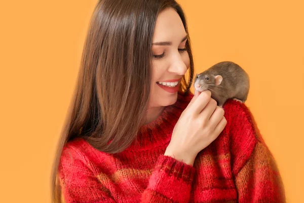 Ung kvinna med söt råtta på färg bakgrund — Stockfoto
