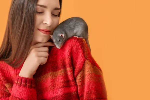 Ung kvinna med söt råtta på färg bakgrund — Stockfoto