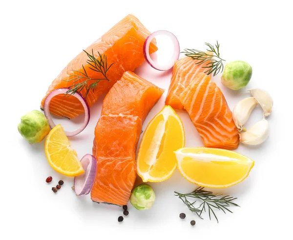 Fillet salmon mentah, lemon dan rempah-rempah pada latar belakang putih — Stok Foto