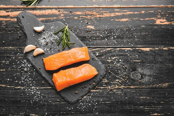 Filete de salmón crudo sobre fondo oscuro —  Fotos de Stock