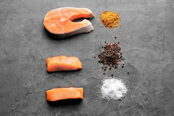 Salmon mentah segar dan rempah-rempah dengan latar belakang abu-abu — Stok Foto