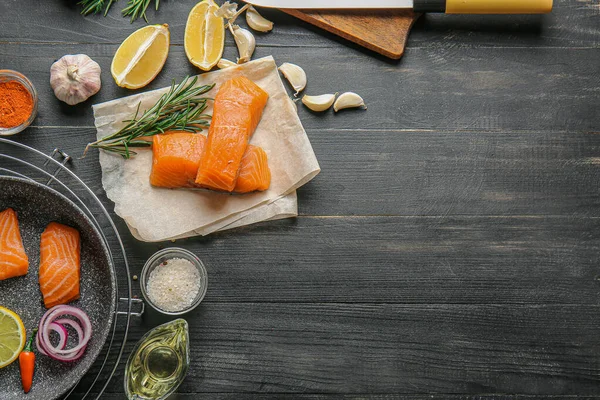 Композиція зі свіжим сирим лососем на столі — стокове фото