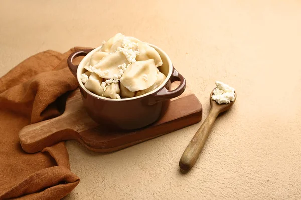 Pot with tasty dumplings on color background — Stock Photo, Image