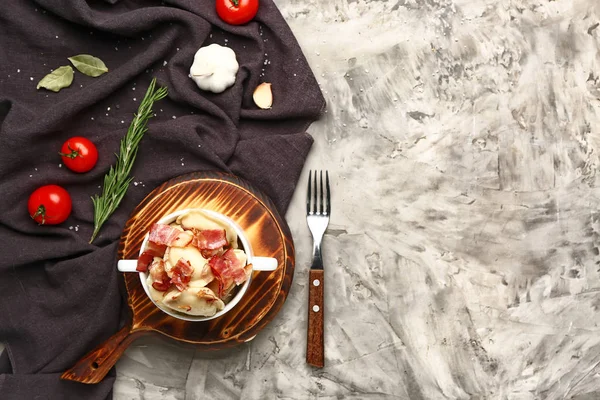 Pot avec des boulettes savoureuses sur la table — Photo