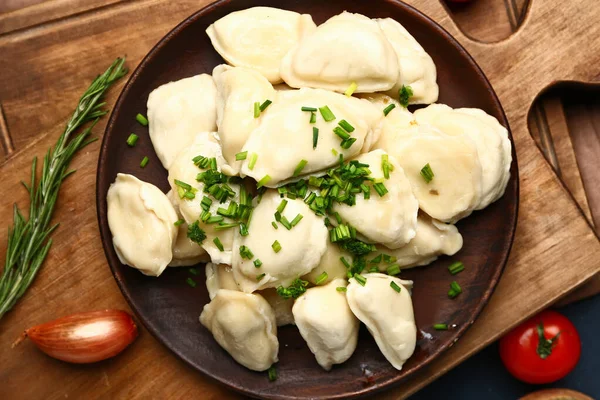 Plaat met lekkere balletjes op tafel — Stockfoto