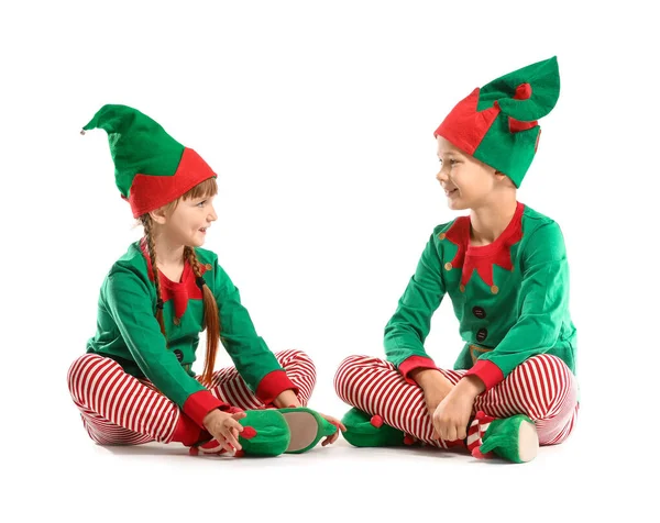 Niños pequeños disfrazados de elfo sobre fondo blanco — Foto de Stock