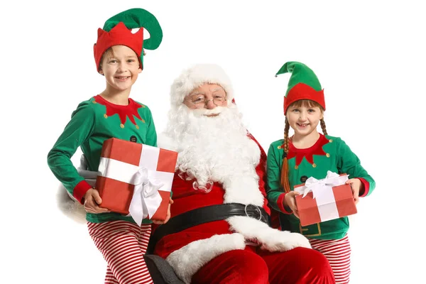 Kerstman en kleine elf kinderen met geschenken op witte achtergrond — Stockfoto