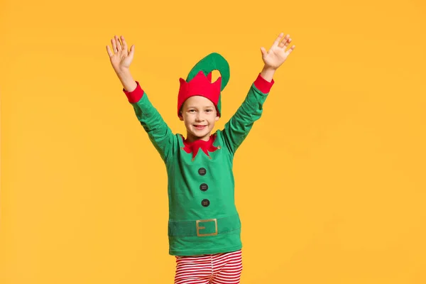 Ragazzino in costume da elfo su sfondo a colori — Foto Stock