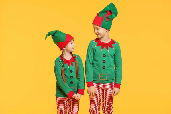 Niños pequeños disfrazados de elfo sobre fondo de color — Foto de Stock