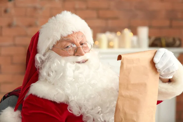 Santa Claus czytania listy życzeń w pokoju urządzone na Boże Narodzenie — Zdjęcie stockowe