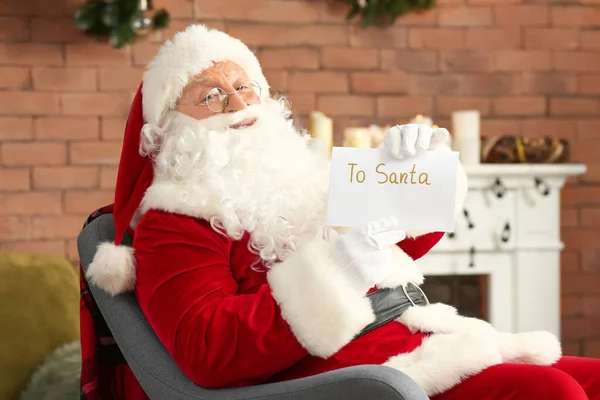 Santa Claus con carta en habitación decorada para Navidad — Foto de Stock