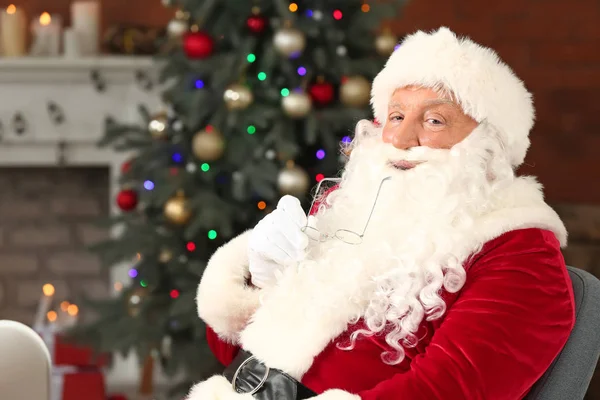 Retrato de Papai Noel no quarto decorado para o Natal — Fotografia de Stock