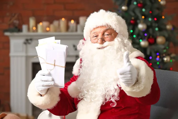 Santa Claus s dopisy v místnosti zdobené na Vánoce — Stock fotografie