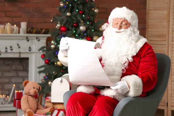Список пожеланий Санта-Клауса в комнате, украшенной к Рождеству — стоковое фото