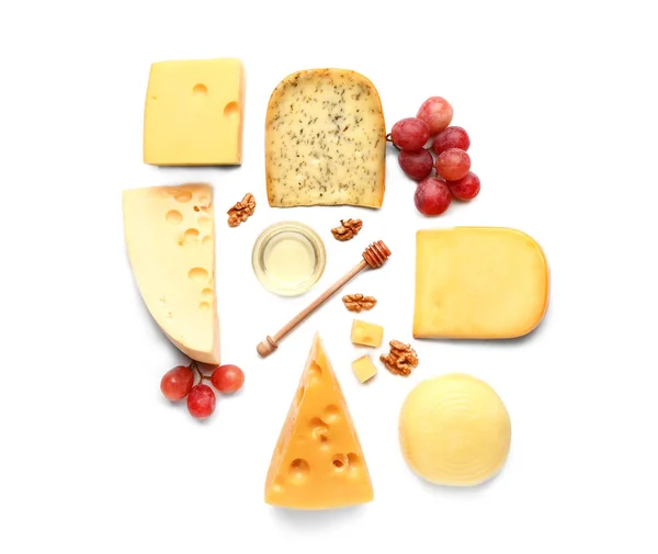 Sortiment čerstvých sýrů na bílém pozadí — Stock fotografie