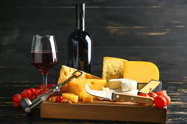 Plateau avec assortiment de fromages frais et de vin sur fond sombre — Photo