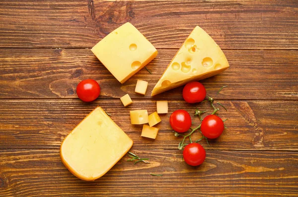 Fresh cheese with tomatoes on wooden table — Stock Photo, Image