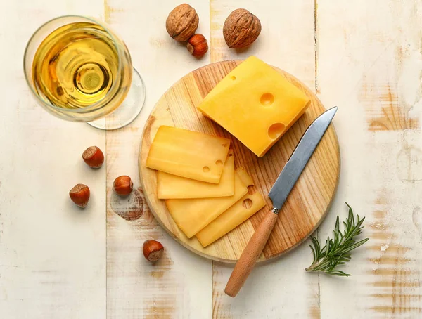 Tablero con queso fresco y vino sobre mesa de madera —  Fotos de Stock
