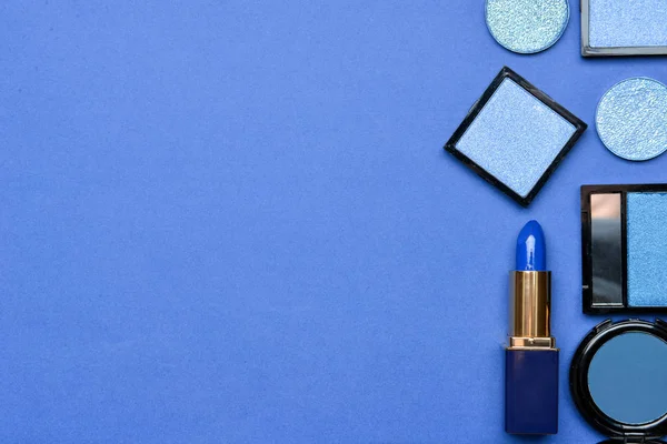 Conjunto de cosméticos de maquillaje azul sobre fondo de color — Foto de Stock